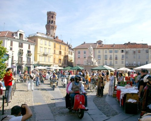 Vi segnalo l'interessante sito del Vespa Club di Vercelli 