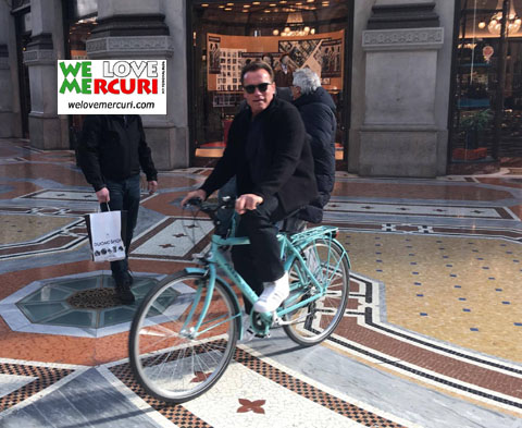 Arnold_Schwarzenegger_shopping_Milano .jpg