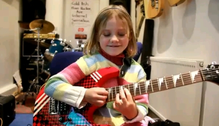Bambina suona Guns N' Roses.jpg