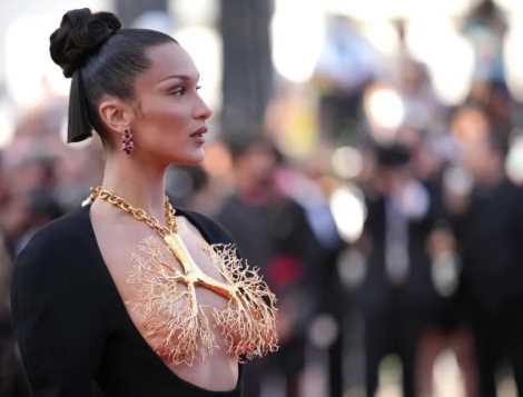 Bella Hadid_collana_polmoni_welovemercuri.jpg