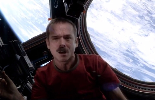 Chris Hadfield_canta_David Bowie nello Spazio.jpg