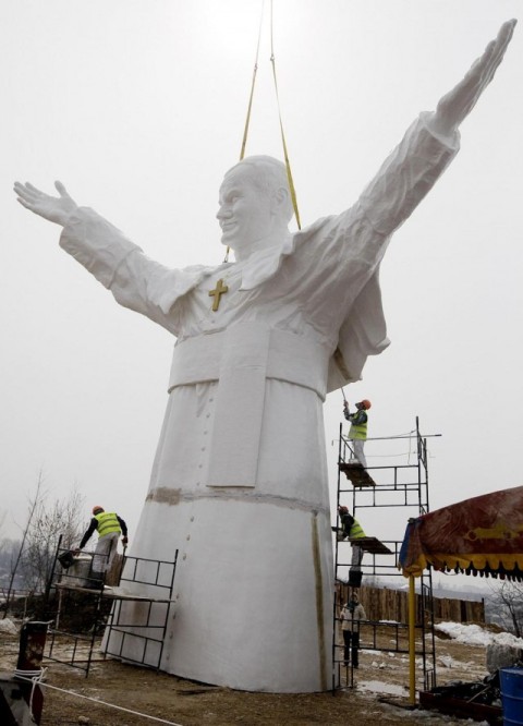 Czestochowa-statua_papa_giovanni_paolo_.jpg