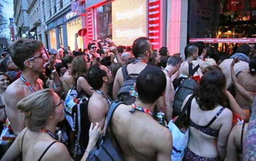 Desigual-Semi-naked-Party.jpg