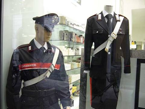 Divise cinesi a Carabinieri e Finanza.JPG