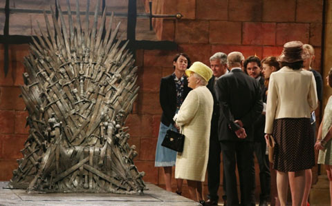 Elisabetta II e il Trono di spade_welovemercuri.jpg