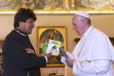 Evo Morales dal Papa_libri sulla coca.jpg
