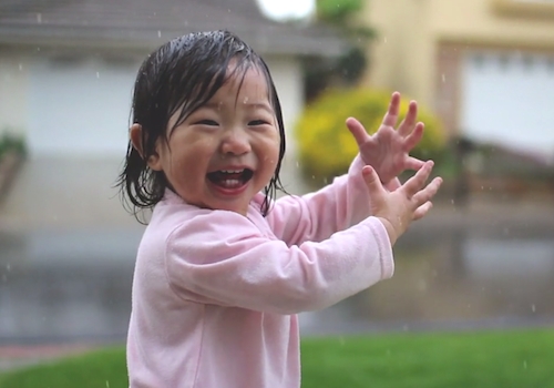 La bambina che scopre la pioggia.jpg