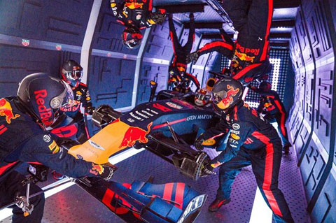 Pit-stop-gravità-zero-Aston-Martin-Red-Bull-Racing_welovemercuri.jpg