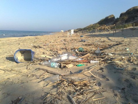Ripulisce la spiaggia dai rifiuti_multata.jpg
