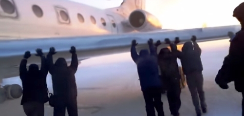 Russia aereo si ghiaccia, passeggeri lo spingono.jpg