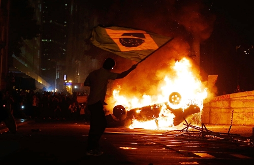 brasile_protesta_calcio.jpg