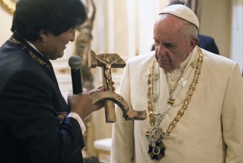 crocifisso intagliato_falce_martello_Evo Morales.jpg