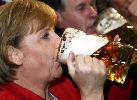 merkel_beve_birra_welovemercuri.jpg