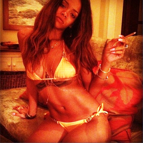 rihanna_25_compleanno_bikini_welovemercuri.jpg