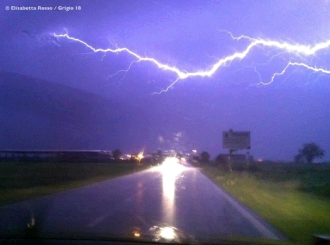 tempesta_fulmini_piemonte_13-06-2012_elisabetta_rosso.jpg