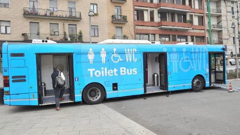 toilet-bus_milano_welovemercuri.jpg