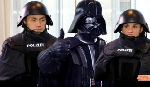 uniformi della polizia tedesca_Darth Vader_welovemercuri.jpg